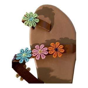 NWT‎ Embroidered Flower Sandals